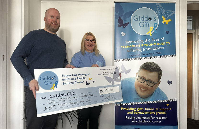 Rob hands cheque to Giddo's Gift